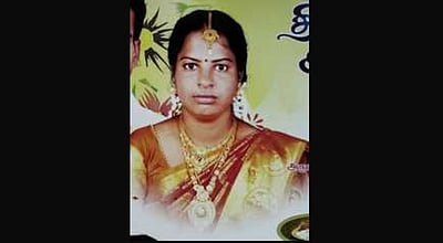 தற்கொலை செய்து கொண்ட பெண்ணின் உடல் கணவா் வீட்டுவாசலில் தகனம்